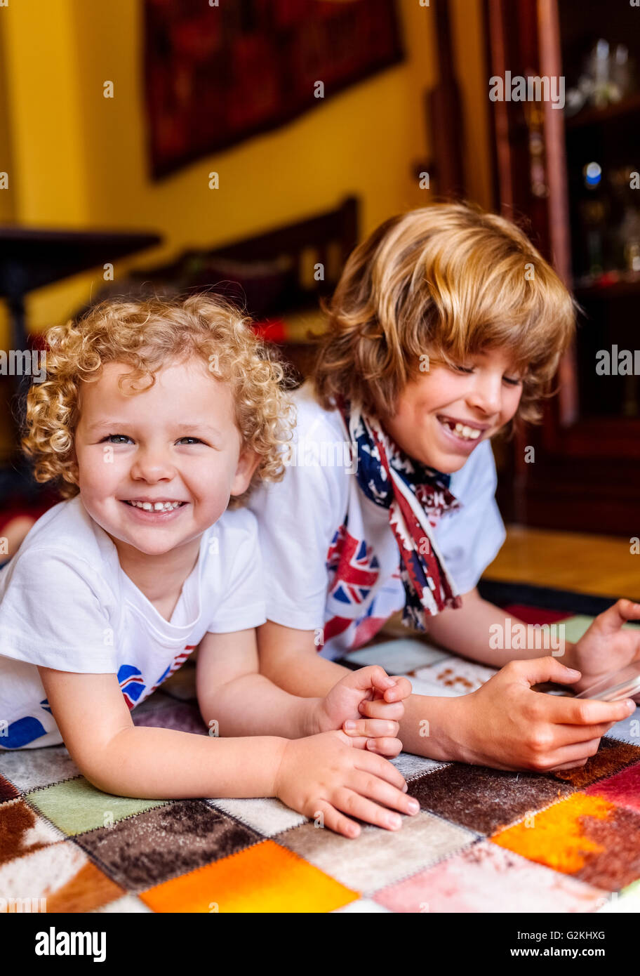 Zwei Jungs auf dem Boden zu Hause zu spielen, mit digital-Tablette Stockfoto