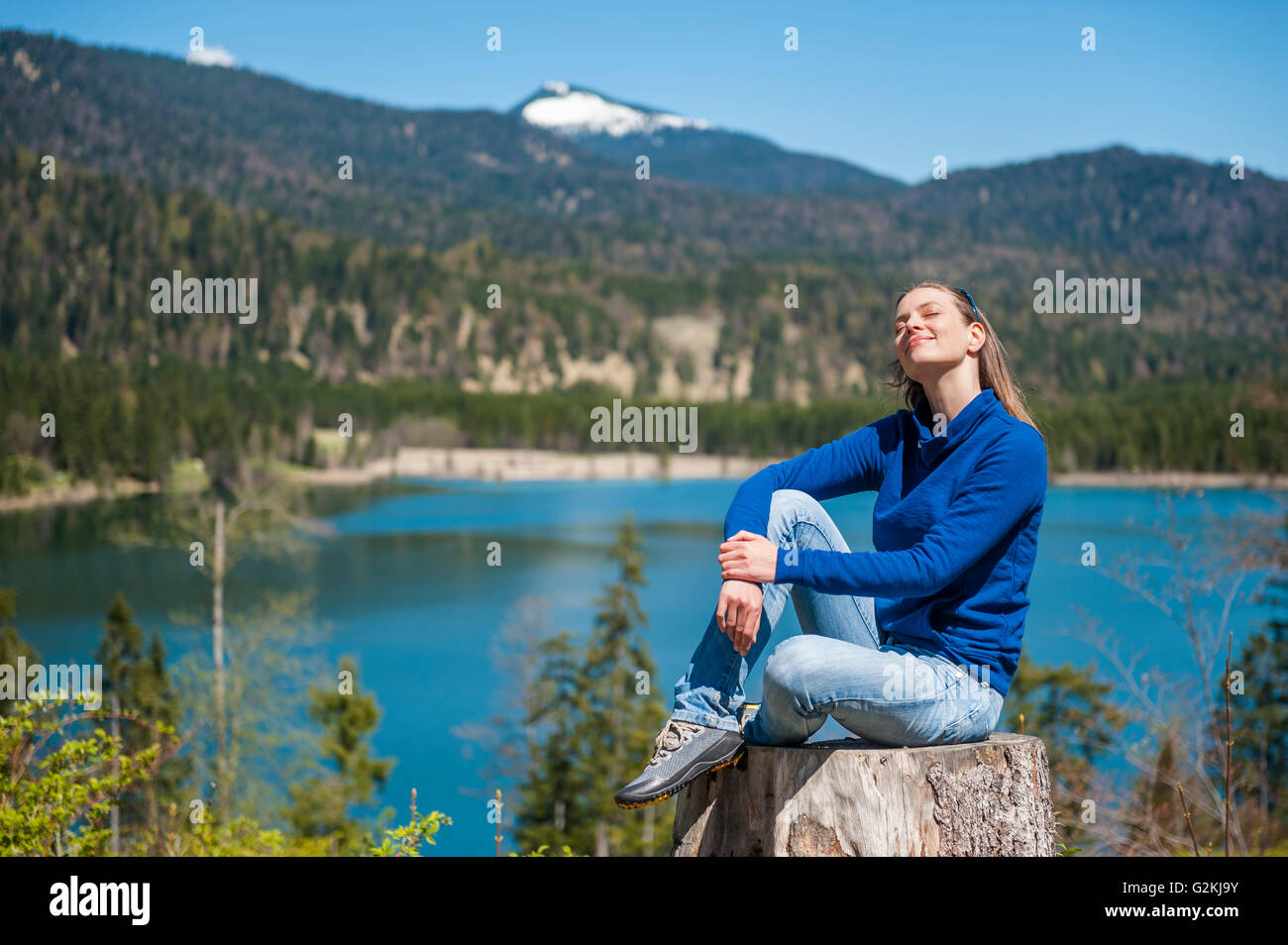 Deutschland, Bayern, Frau entspannend am See Barmsee Stockfoto