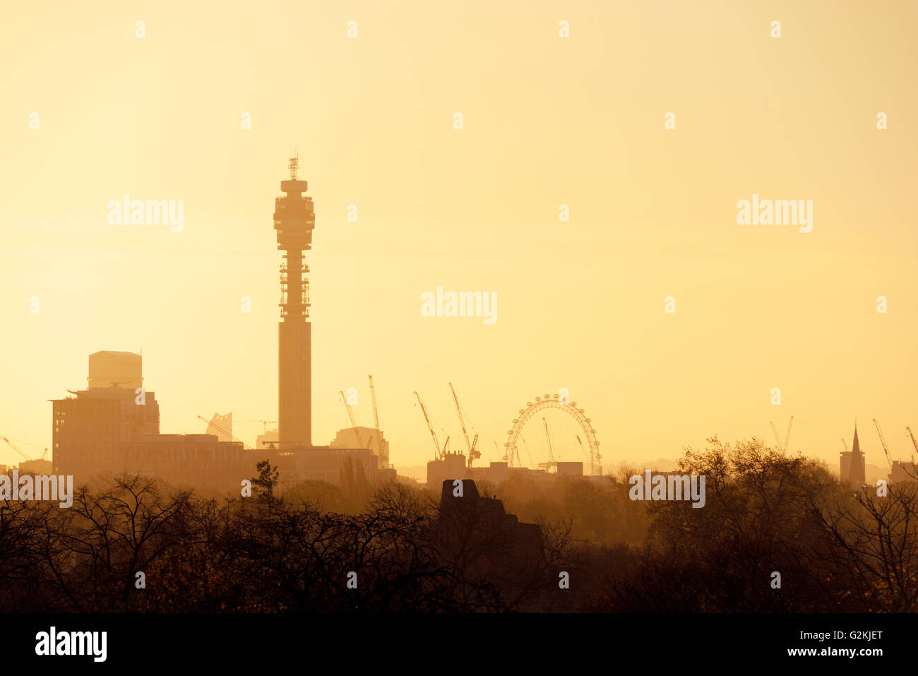 UK, London, Skyline mit BT Tower und dem London Eye im Morgenlicht Stockfoto