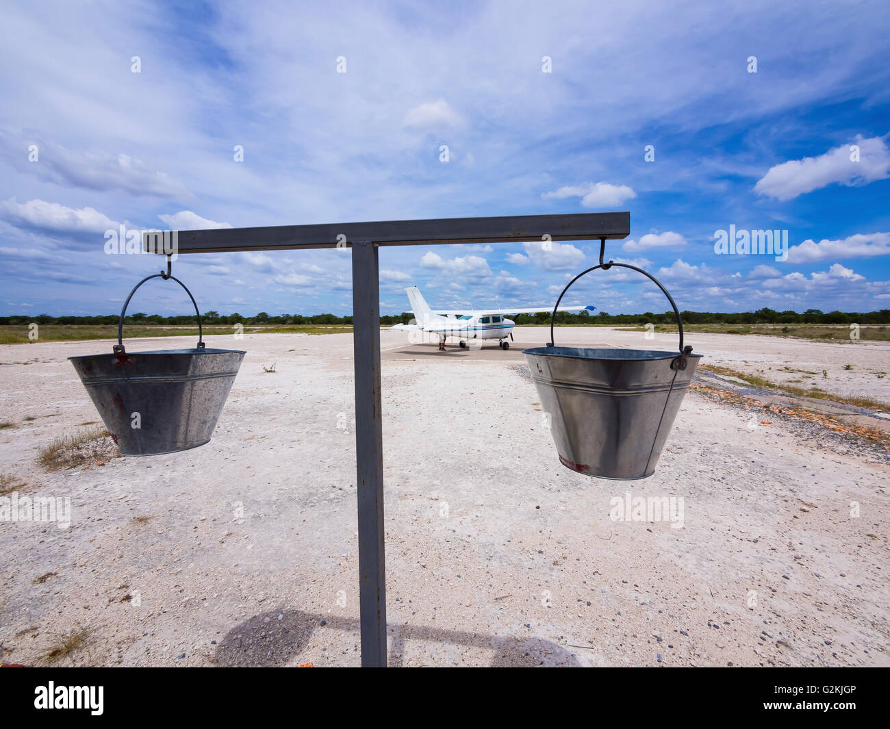 Namibia, Ongava Wild Reservat, Cessna, Waagen für Gepäck im Vordergrund Stockfoto