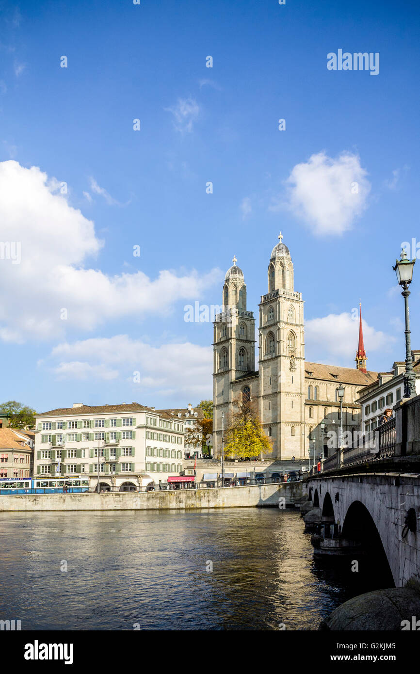 Schweiz, Zürich, Blick zum Großmünster, Limmat-Fluss Stockfoto