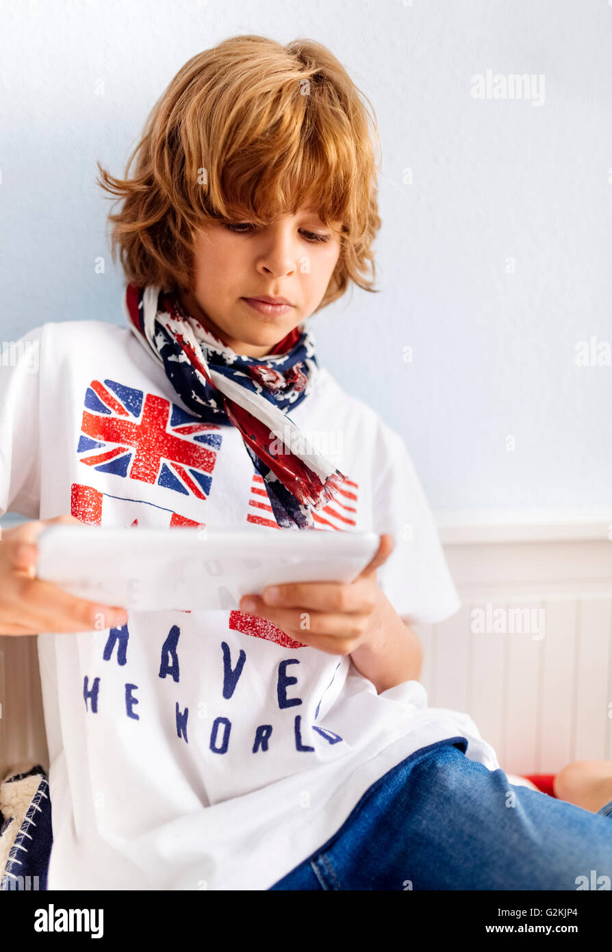 Porträt von cool Boy verwenden zu Hause digital-Tablette Stockfoto