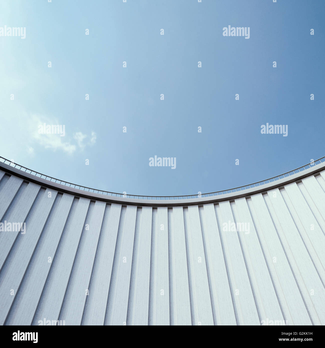 Hohe Wand und blauer Himmel, 3D-Rendering Stockfoto