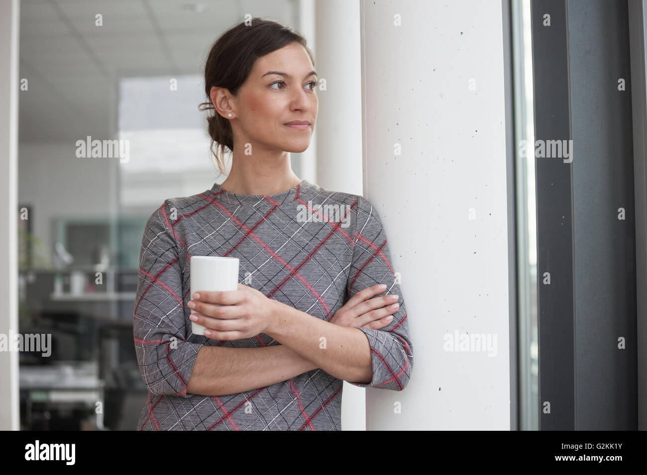 Geschäftsfrau hält seitlich auf der Handy-Suche Stockfoto