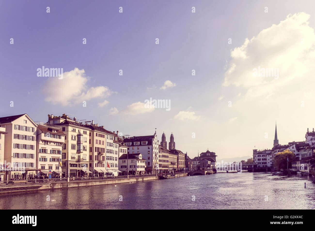 Schweiz, Zürich, Limmat-Fluss, Frauenmuenster und Wasser-Kirche Stockfoto