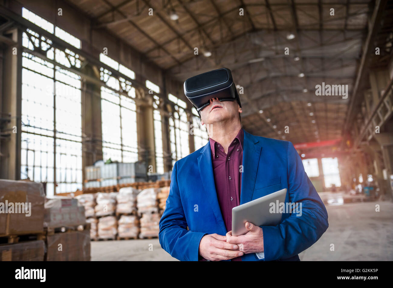 Manager-Stand in Halle durch die VR-Brille geschaut Stockfoto