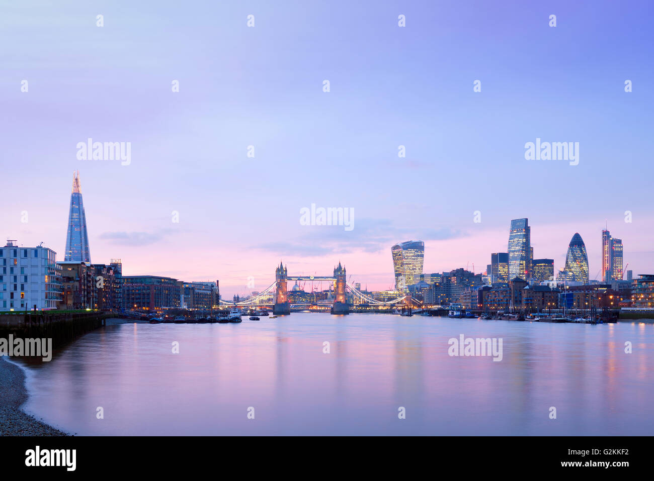 UK, London, Skyline mit Themse und die Tower Bridge in der Dämmerung Stockfoto