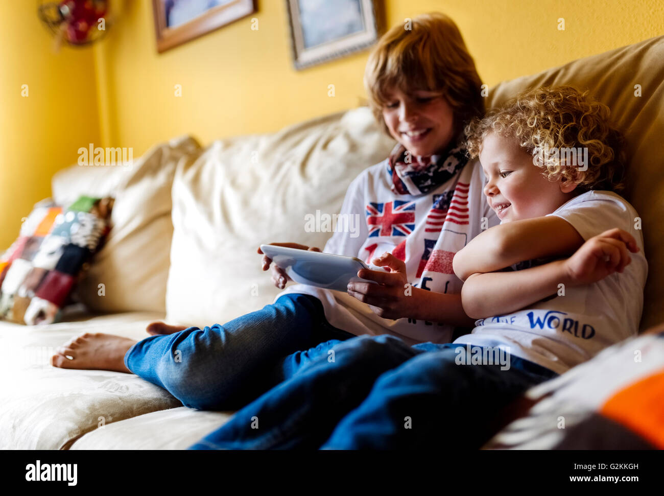 Zwei jungen auf Couch mit digital-Tablette Stockfoto