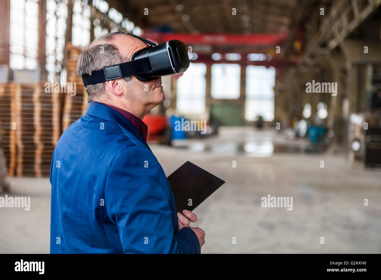 Manager-Stand in Halle durch die VR-Brille geschaut Stockfoto