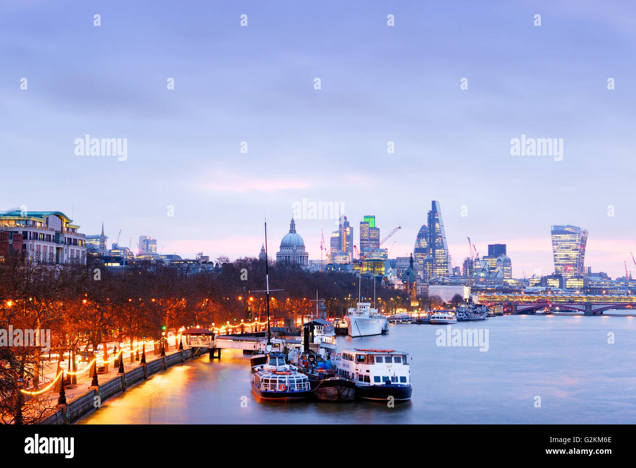 UK, London, Skyline mit Themse im Morgengrauen Stockfoto