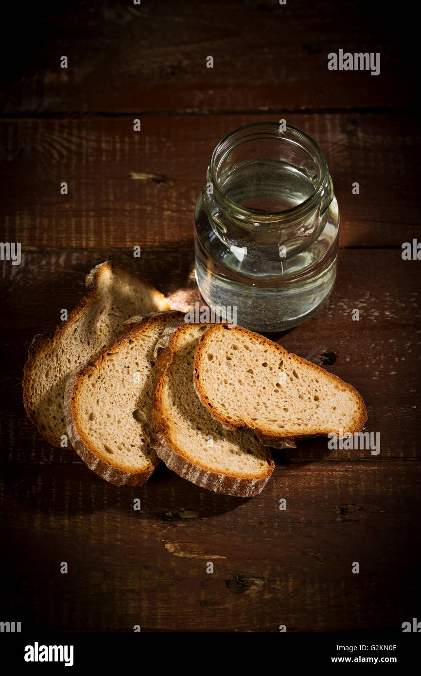 Wasser, Brot, symbol von Hunger, Durst, leiden Stockfoto