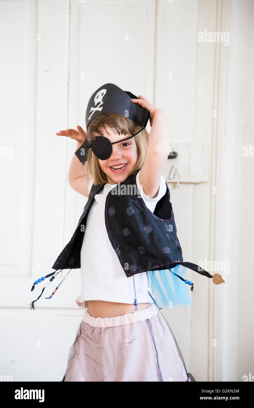Porträt von begeistert kleine Mädchen verkleidet als Pirat Stockfoto