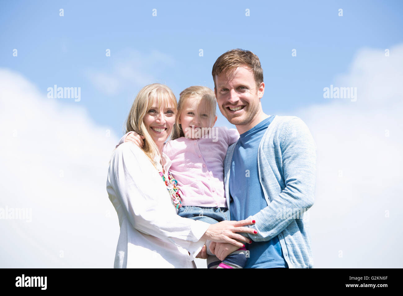 Porträt der glückliche Familie im freien Stockfoto