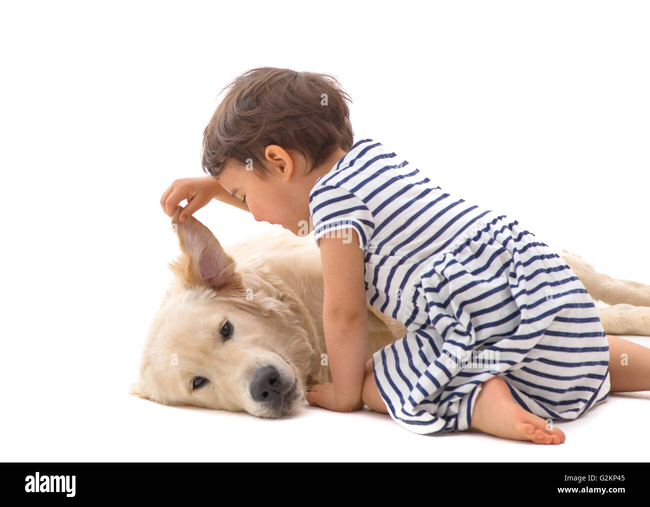kleines Mädchen flüsterte ihrem Hund Stockfoto