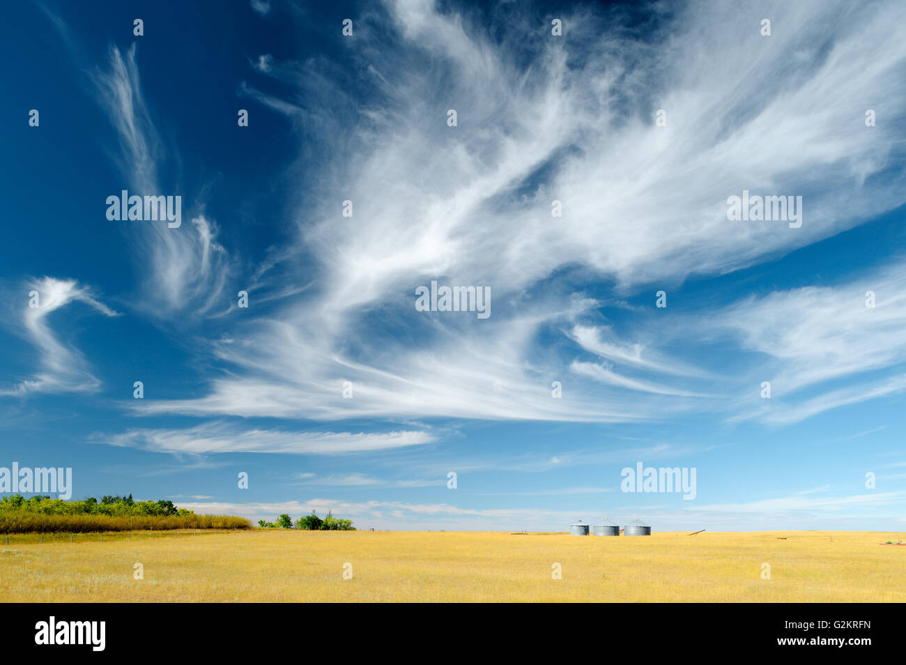 Wolken und Ballen Wood Mountain Saskatchewan Kanada Stockfoto