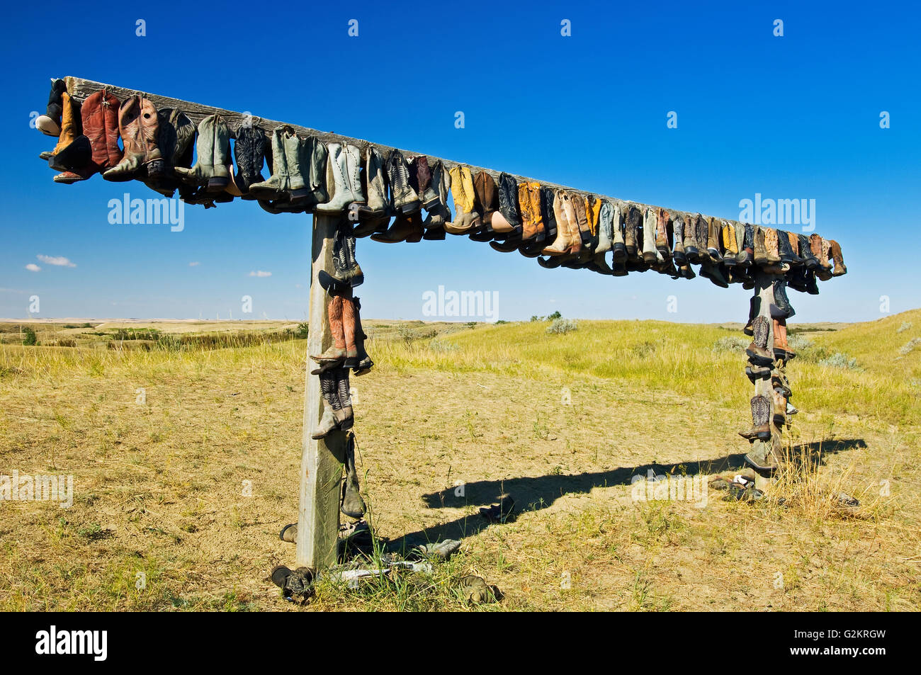alte Cowboystiefel aufgehängt zum Trocknen auf alten Ranch in der Nähe von Zepter Saskatchewan Kanada Stockfoto
