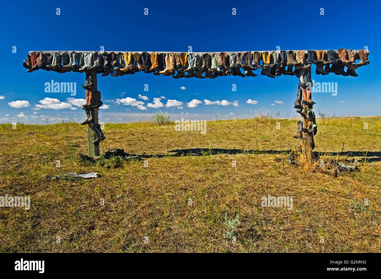 alte Cowboystiefel aufgehängt zum Trocknen auf alten Ranch in der Nähe von Zepter Saskatchewan Kanada Stockfoto