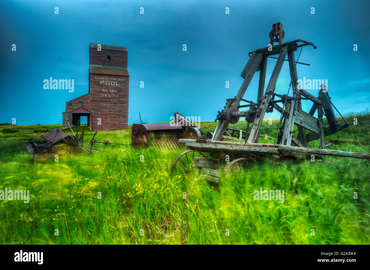 Getreidesilos und Landmaschinen in Geisterstadt Bents Saskatchewan Kanada Stockfoto