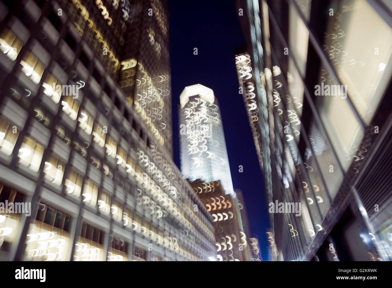 Verschwommene Stadtbild bei Nacht, Low Angle View in New York City, USA Stockfoto