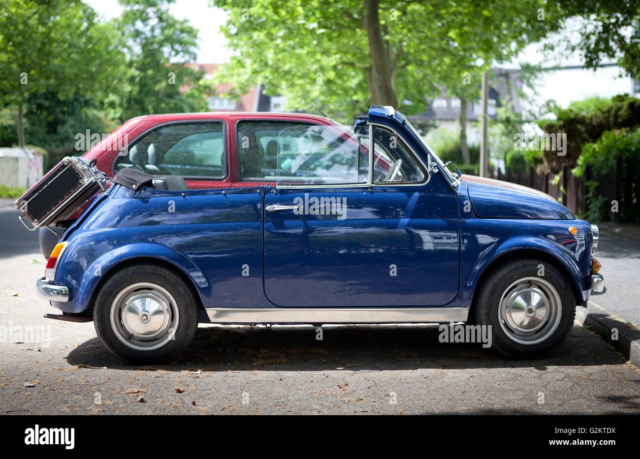 Fiat 500 Stadt Oldtimer Cabrio Mit Koffer Im Mai 11 Auf Dem Hinteren Gepacktrager Montiert Weltweite Nutzung Stockfotografie Alamy