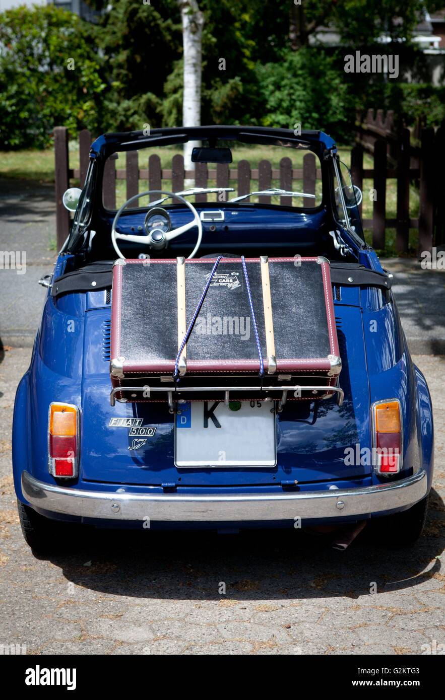 Fiat 500 Stadt Oldtimer Cabrio mit Koffer im Mai 2011 auf dem hinteren  Gepäckträger montiert. | weltweite Nutzung Stockfotografie - Alamy