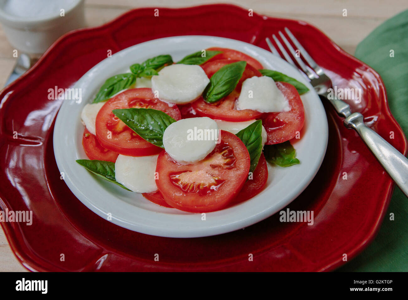 Tomate und Mozzarella-Käse-Salat mit Basilikum, Nahaufnahme Stockfoto