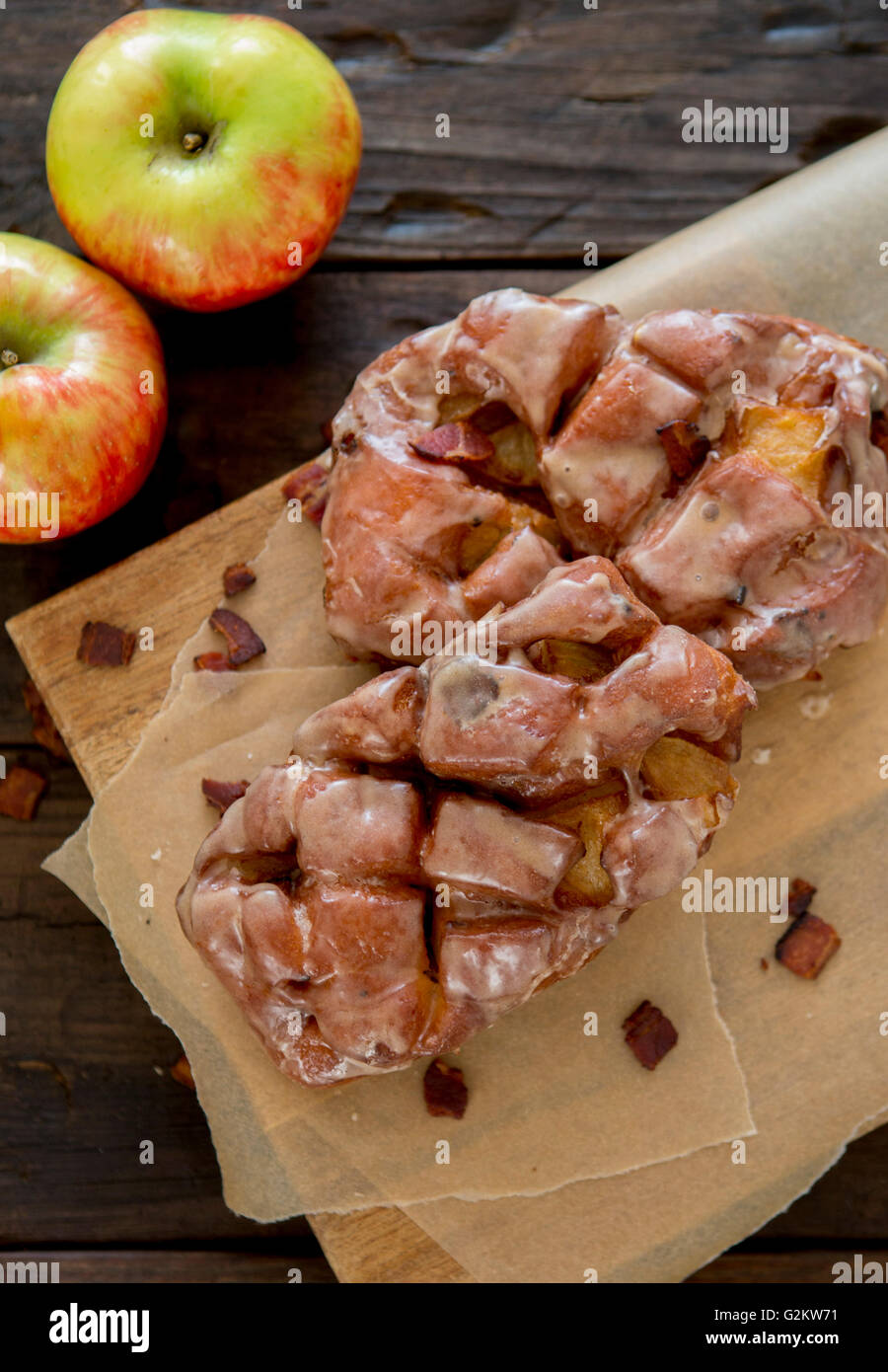 Speck-Apfel-Krapfen mit zwei Äpfeln Stockfoto