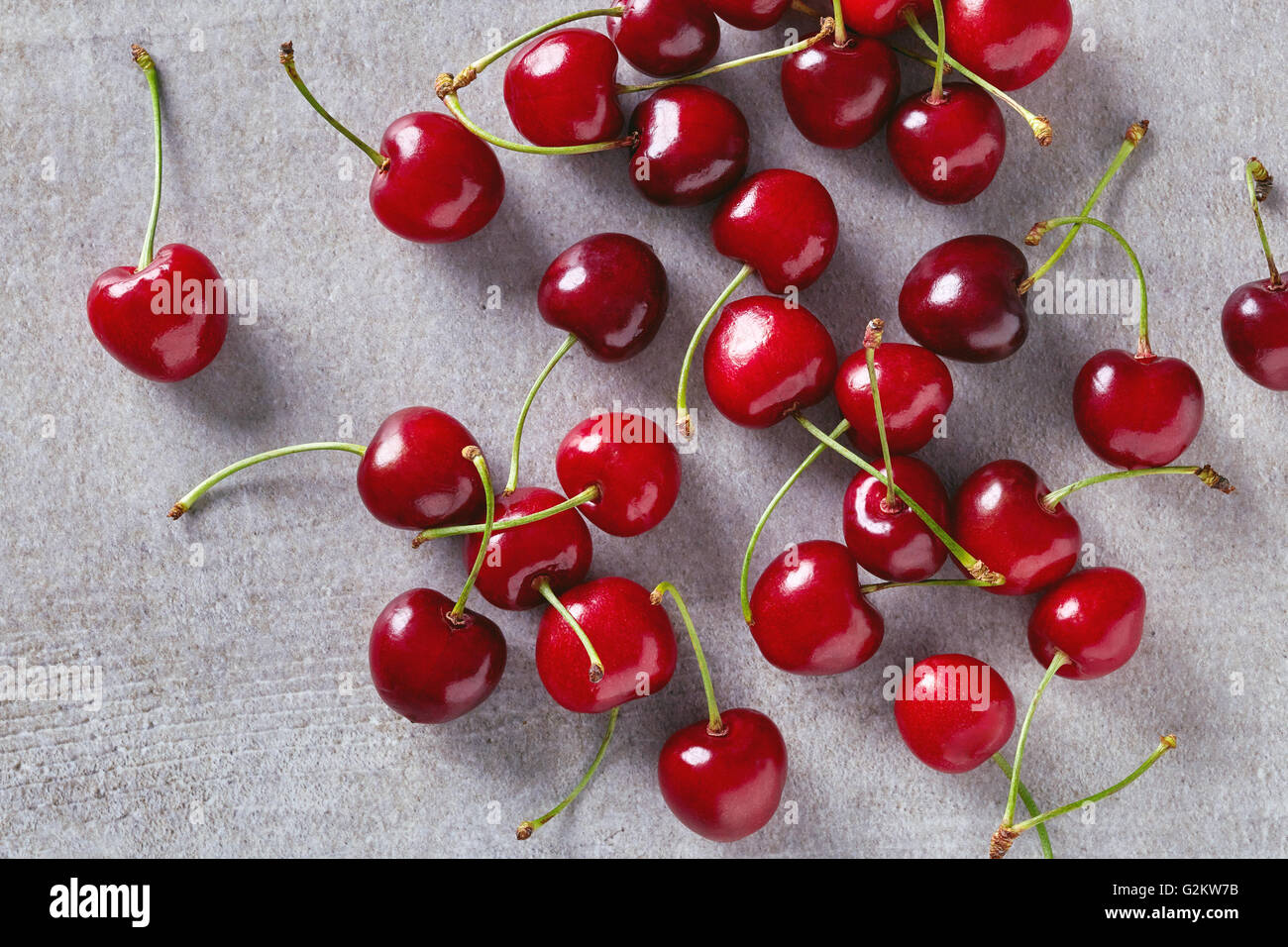 Reife rote Kirschen auf Steintisch, Ansicht von oben Stockfoto