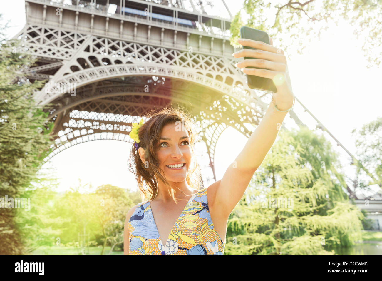 Paris, Frau tut ein Selbstporträt mit Eiffelturm auf Hintergrund Stockfoto