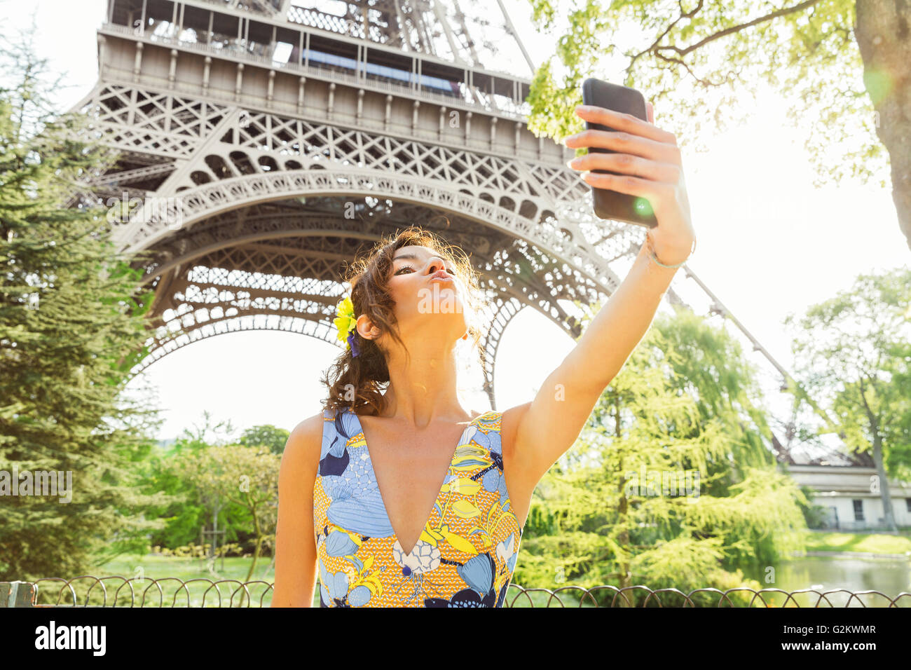 Paris, Frau tut ein Selbstporträt mit Eiffelturm auf Hintergrund Stockfoto