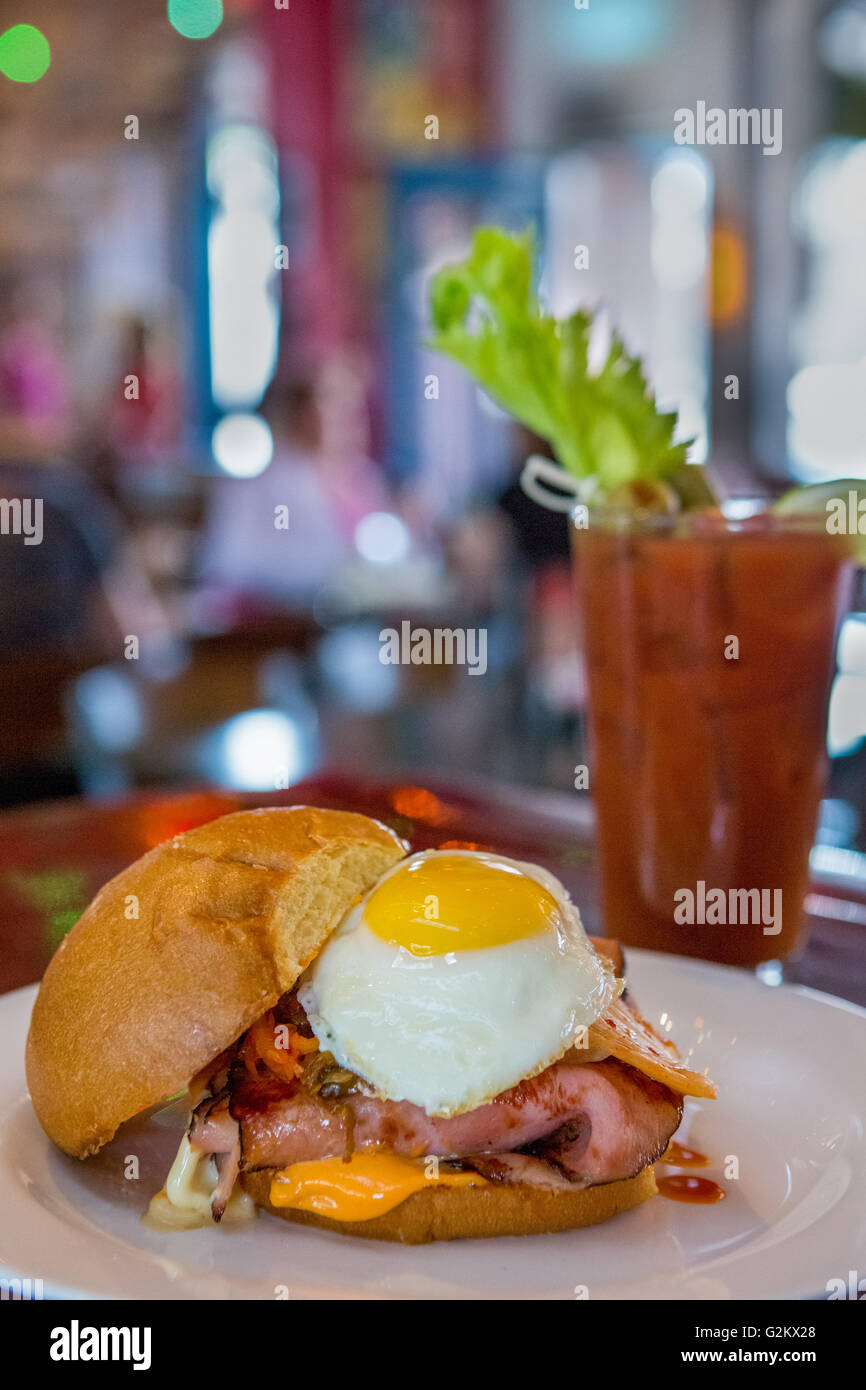 Schinken, Ei und Käse-Sandwich mit Bloody Mary Stockfoto