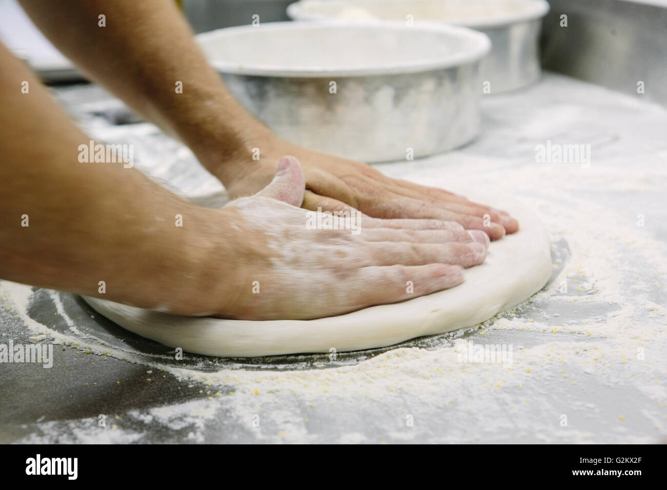 Bakers Hände Abflachung Teig Stockfoto