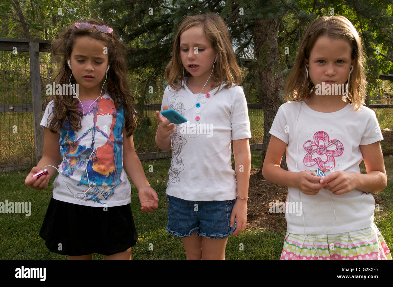 Drei zwischen Mädchen mit iPods Stockfoto