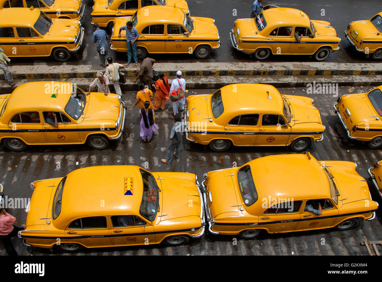 Indien Westbengal Kalkutta Kalkutta, Bahnhof Howrah, Warteschlange von Yellow cab HM Botschafter auf alten Oxford Morris Modell basiert, noch in HM Auto Werk produziert Stockfoto