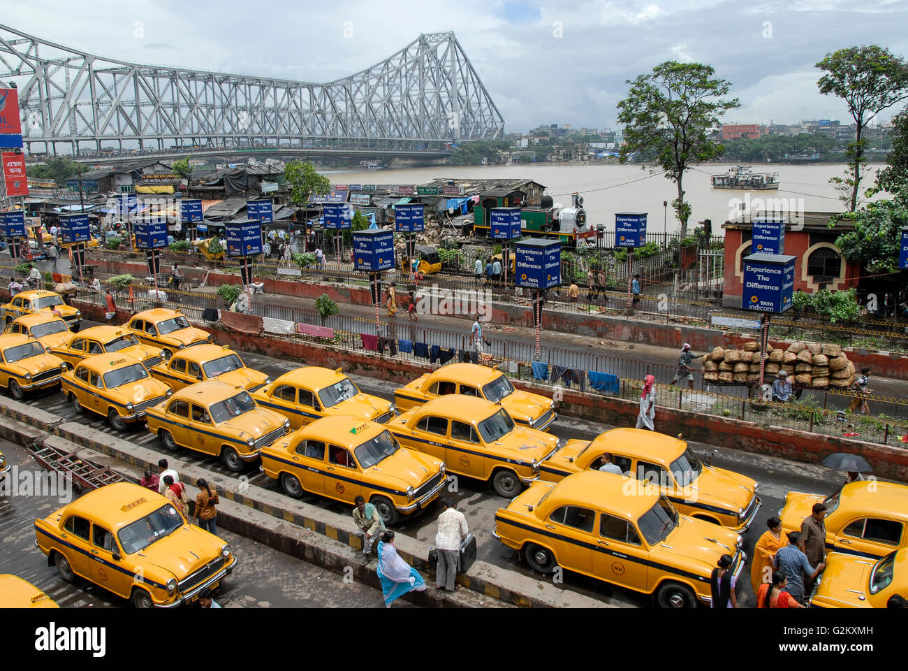 Indien Westbengal Kalkutta Kalkutta, warten Gelb HM Botschafter Taxis vor Bahnhof Howrah, Hooghly River und Howrah Bridge Stockfoto