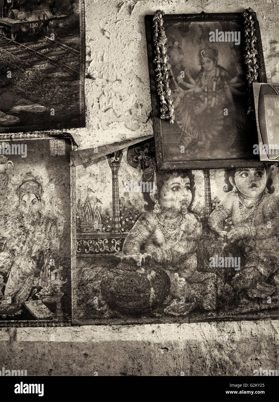 Wand mit Postern von Hindu-Götter Stockfoto