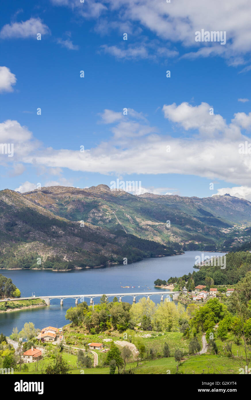 Brücke über einem See im Peneda Geres, Portugal Stockfoto