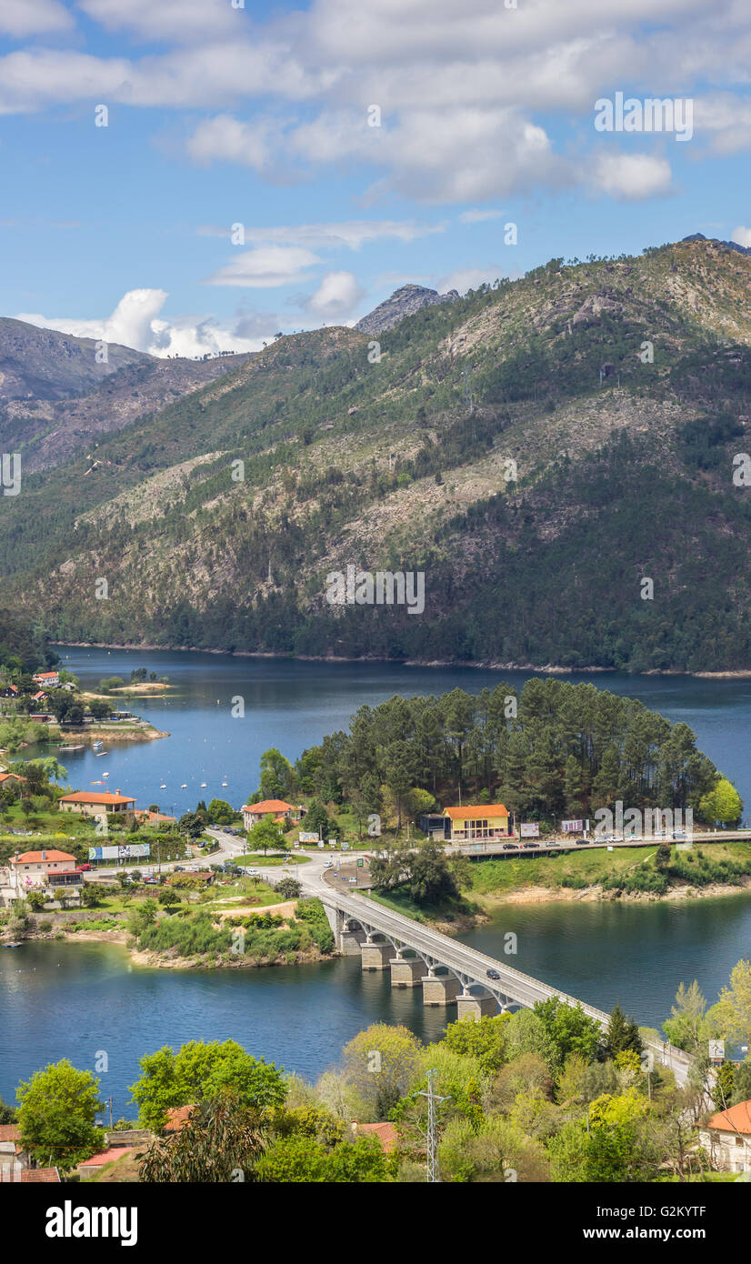 Brücke über einem See im Peneda Geres, Portugal Stockfoto