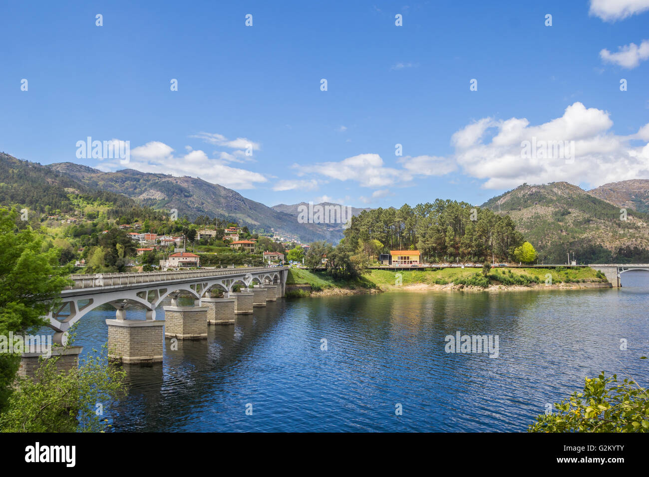 Brücke über einem See im Peneda Geres, Portugal Stockfoto