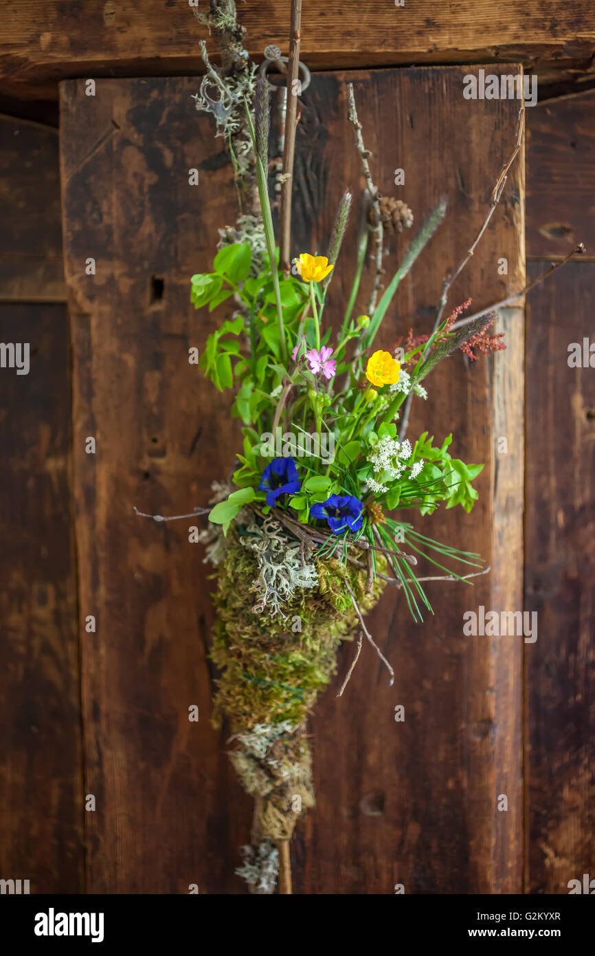 Dekoration mit Wiesenblumen vor rustikale Holzwand Stockfoto