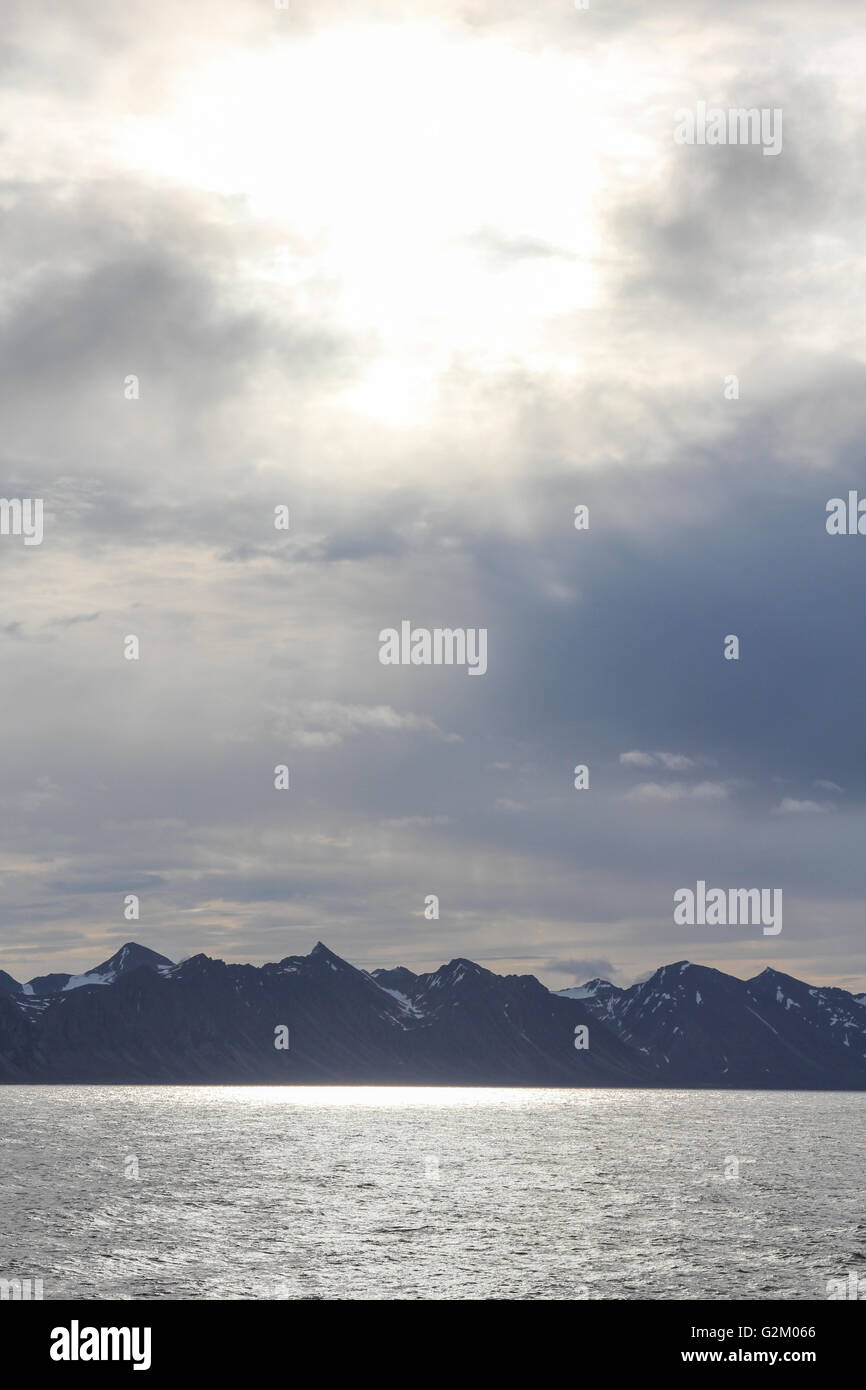 Norwegisch-Meer. Reflexionen. Küste der Spitzbergen. Stockfoto
