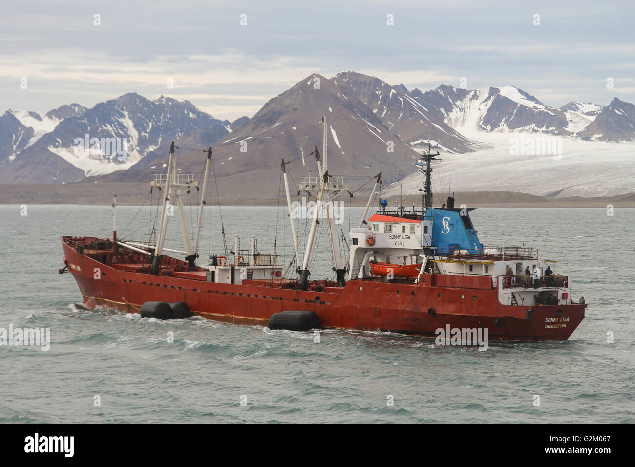 Transportschiff segelt entlang der Küste von Spitzbergen. Stockfoto