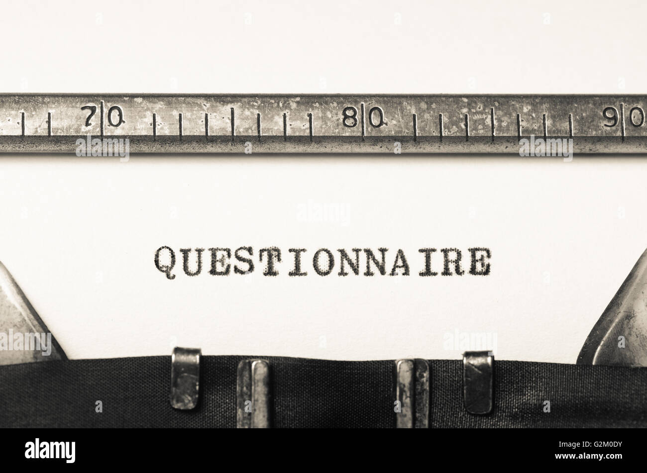 Word Fragebogen auf einer alten Schreibmaschine getippt Stockfoto