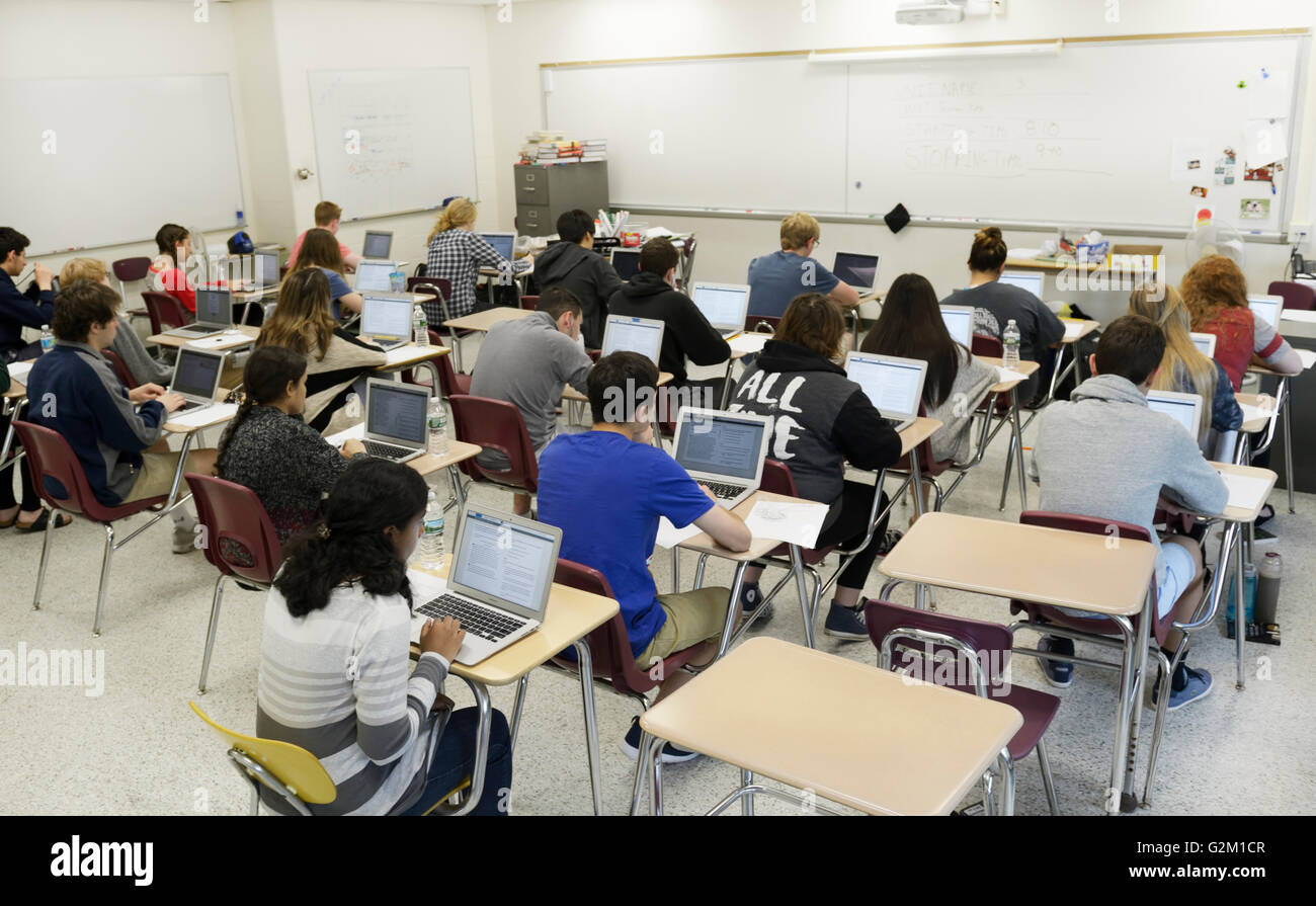 Studenten nehmen einen Test auf Laptops in einem High-School-Klassenzimmer. Der Test ist die nationale PARCC test Stockfoto