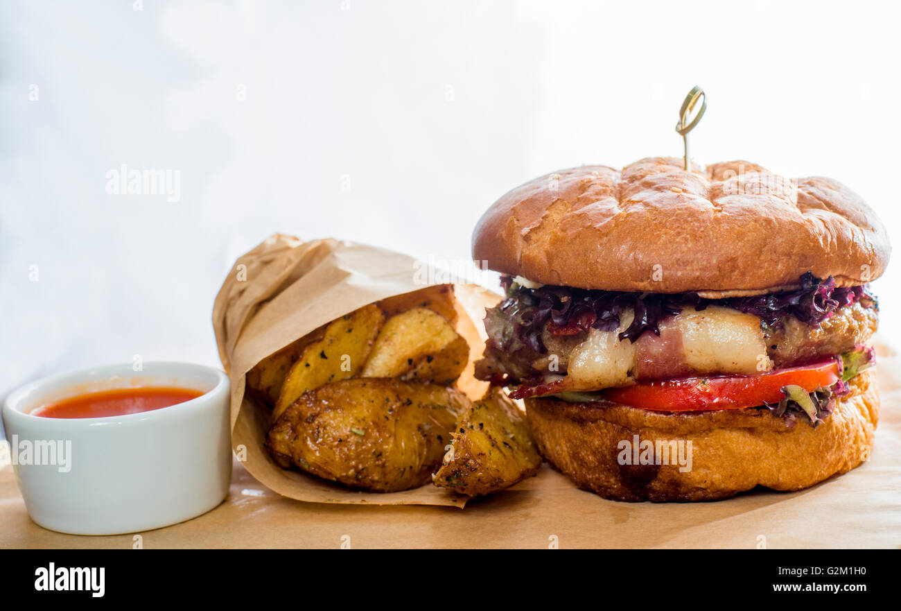 Hamburger mit Pommes Frites und Soße Stockfoto