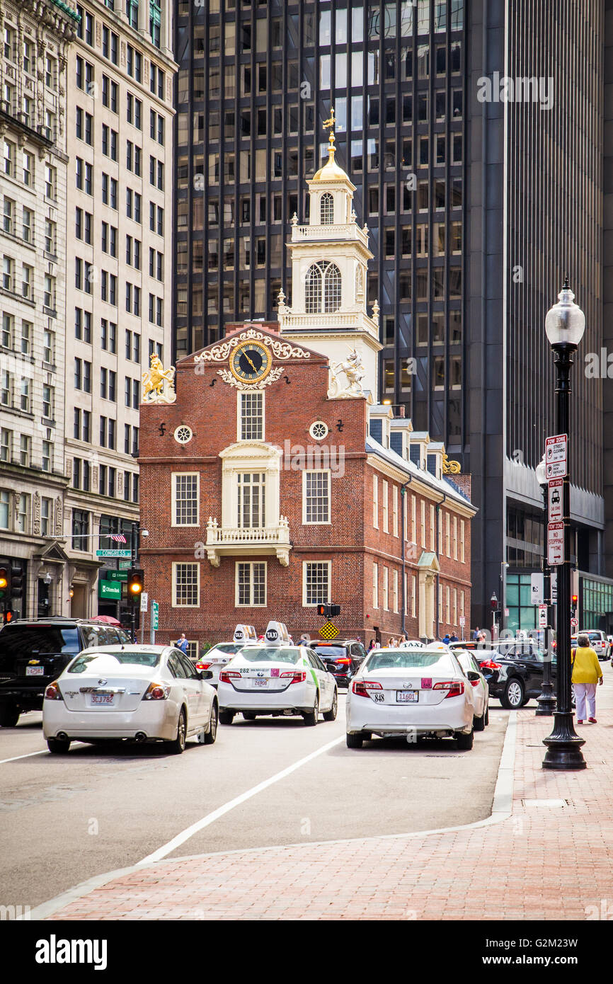 BOSTON, MASSACHUSETTS - 14. Mai 2016: Streetview des historischen Old State House entlang Bostons Freedom Trail, mit Autos sichtbar. Stockfoto