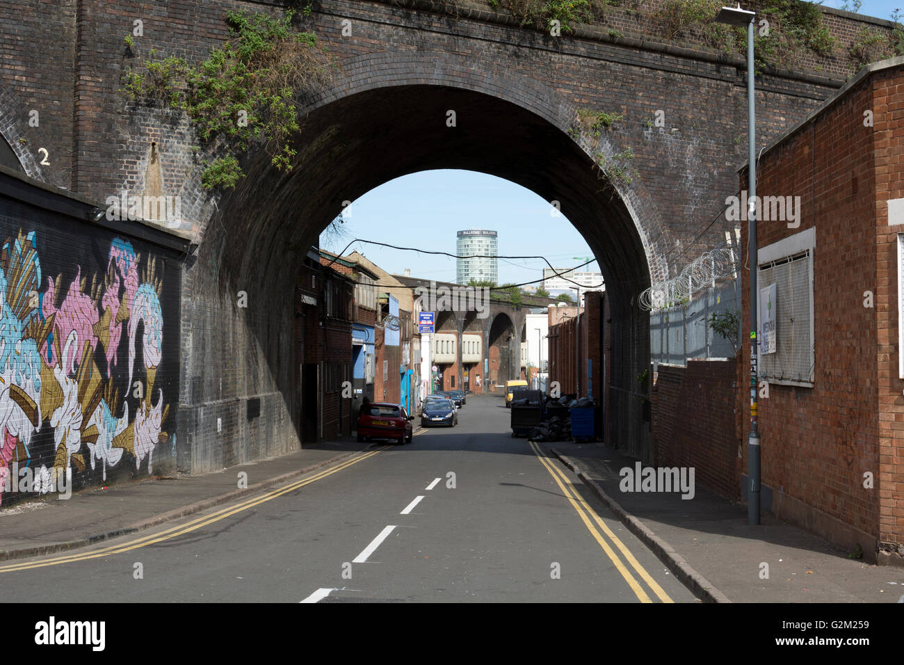 Eine Eisenbahnbrücke am unteren Trinity Street, Digbeth, Birmingham, UK Stockfoto