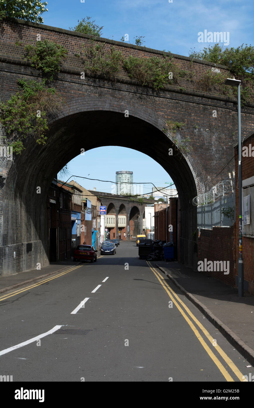 Eine Eisenbahnbrücke am unteren Trinity Street, Digbeth, Birmingham, UK Stockfoto