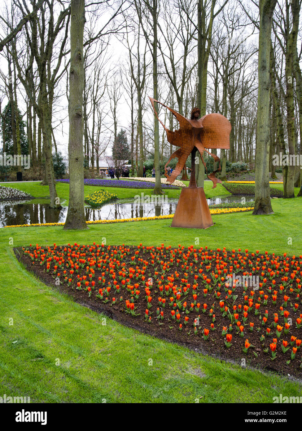 Die Besucher durch gehen und die vielen verschiedenen Blumen in Keukenhof Lisse, Niederlande. Stockfoto