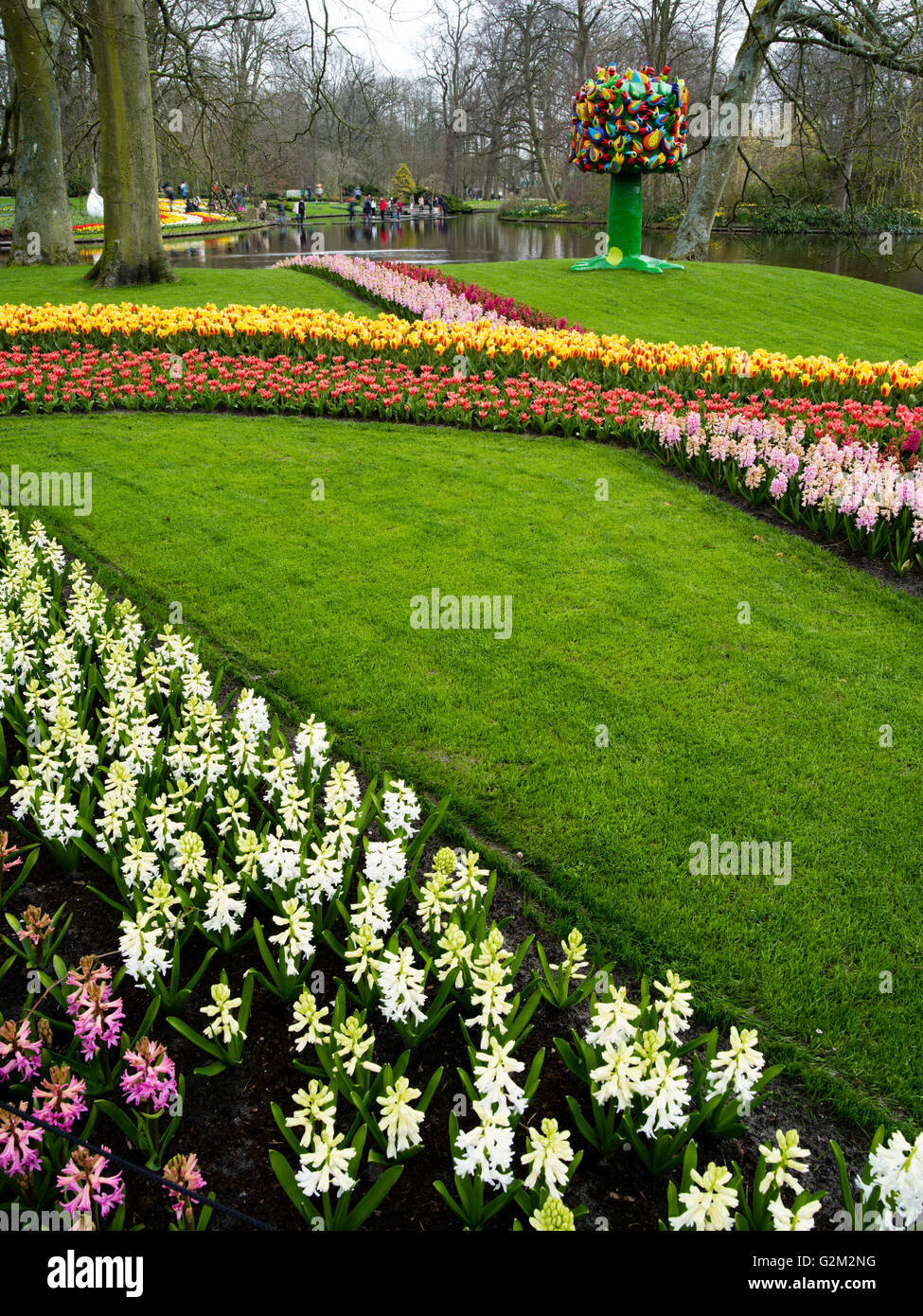 Die Besucher durch gehen und die vielen verschiedenen Blumen in Keukenhof Lisse, Niederlande. Stockfoto